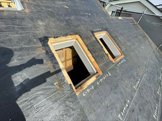 屋根部分葺き替え工事にてトップライトを撤去
